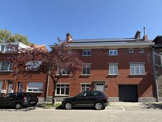 Bent u op zoek naar een comfortabel en instapklaar appartement met een praktische indeling? Dit verzorgde duplex appartement in Hoboken combineert ruimte, licht en hedendaags wooncomfort <br /><br />Indeling:<br /><br />U betreedt het appartement, gelegen op de tweede verdieping, via de inkomhal, die uitgeeft op de lichtrijke leefruimte met open keuken. Deze aangename woonruimte vormt het hart van het appartement en is perfect voor zowel ontspanning als gezellig samenzijn.<br /><br />Via een schuifraam bereikt u het zonnige, zuidoost georiënteerde terras, waar u in alle rust kan genieten van de buitenlucht.<br /><br />De open keuken is functioneel ingericht. Op dit niveau bevindt zich bovendien een eerste volwaardige slaapkamer met aansluitende badkamer. Verder zijn er een apart gastentoilet en een praktische berging met aansluiting voor wasmachine en droogkast.<br /><br />Via de open trap bereikt u de bovenverdieping. Hier vindt u een tweede, ruime slaapkamer met veel natuurlijke lichtinval en een aparte badkamer met ligbad en wastafel, ideaal om volledig tot rust te komen.<br /><br />Troeven:<br /><br />- Instapklaar duplex appartement<br />- 2 volwaardige slaapkamers<br />- 2 badkamers voor extra comfort<br />- Zonnig, zuidoost georiënteerd terras<br />- Lichtrijke leefruimte met open keuken<br />- Gemeenschappelijke tuin<br />- Autostaanplaats verplicht bij aan te kopen aan €19.000<br />- Ruime berging op het gelijkvloers<br /><br />Dit appartement is perfect voor wie op zoek is naar een comfortabele en direct bewoonbare woonst.<br /><br />Interesse? Neem vandaag nog contact op voor een bezoek!
