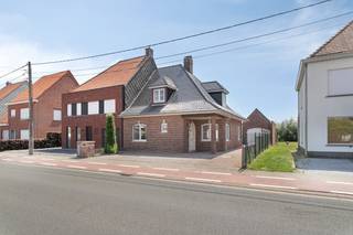 Deze degelijk gebouwde en zeer goed onderhouden woning bevindt zich op een ruim perceel van 1.084 m² en combineert een centrale ligging met een prachtig landelijk verzicht. Hier geniet u dagelijks van de rust, terwijl winkels, scholen en verbindingswegen zich op korte afstand bevinden.De woning beschikt over een praktische indeling met op het gelijkvloers een slaapkamer en een badkamer, ideaal voor wie gelijkvloers wil wonen of extra comfort wenst. Op de verdieping bevinden zich nog twee ruime slaapkamers en een tweede badkamer, waardoor de woning perfect geschikt is voor gezinnen of wie op zoek is naar extra ruimte.Buiten geniet u van een ruime tuin met een open uitzicht over de omliggende velden. Daarnaast beschikt de eigendom over een vrijstaande garage en voldoende parkeergelegenheid op eigen terreinTroeven van deze woning:Halfopen bebouwing op een perceel van 1.084 m²Op te frissen, maar zeer goed onderhouden3 slaapkamers2 badkamersSlaapkamer en badkamer op het gelijkvloersVrijstaande garageCentrale liggingPrachtig landelijk verzichtRuime tuin met tal van mogelijkhedenDit pand is onderworpen aan de renovatieverplichting van de Vlaamse overheid voor residentiële gebouwen (behoudens bij sloop binnen 5 jaar na de aankoop). Consulteer voor meer informatie de website van het Vlaams Energie- en Klimaatagentschap via https://www.vlaanderen.be/een-woning-kopen/renovatieverplichting-voor-residentiele-gebouwenBestuursmaatregelen in het maatregelenregister: nee