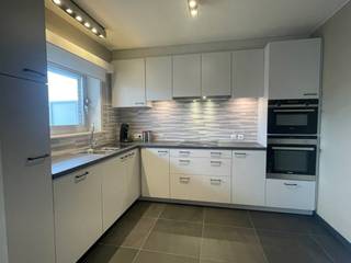 Een volledig en uiterst kwalitatief gerenoveerd appartement op de 2de verdieping (met lift). Omvattend: Inkomhal met apart toilet, woonkamer (met aanpalend een ruim en zongericht terras), volledig ingerichte keuken, 2 slaapkamers, ruime berging/wasplaats en badkamer. Een ondergrondse garage is inbegrepen in de huur. Onmiddellijk vrij. Huurprijs: 800 € per maand + 50 € algemene kosten (syndic). Bezoekaanvragen enkel per mail (niet telefonisch).