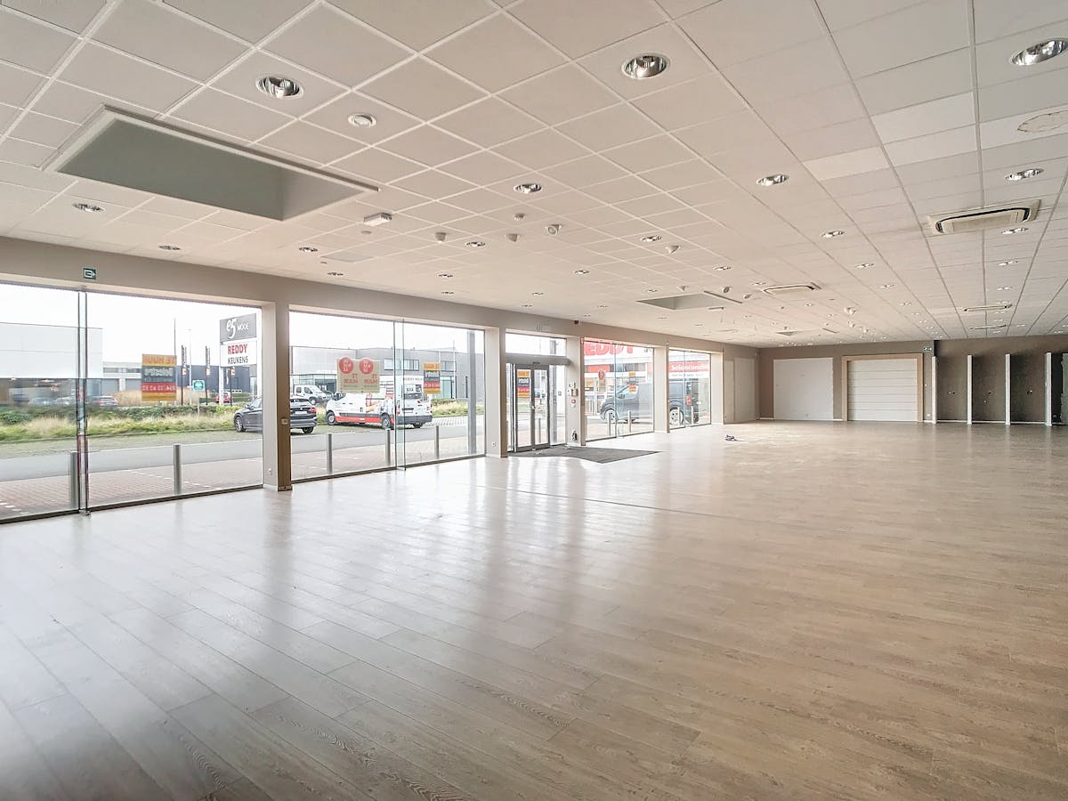Ruime baanwinkel in Veurne - foto 4