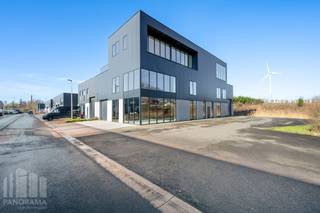 <strong>Unieke nieuwbouwontwikkeling</strong> te huur, bestaande uit een kantoorruimte gecombineerd met magazijn/showroom met een totale oppervlakte van 901 m². Deze casco+ ruimte is uitstekend gelegen, vlakbij de <strong>R4 </strong>met een vlotte verbinding naar de E34, E17 en E40 en vlot bereikbaar met het openbaar vervoer.<br /><br />De lichtrijke kantoren van 523 m² bevinden zich op het verdiep en zijn voorzien van een <strong>high-end afwerking</strong>. Daarnaast is er op het gelijkvloers een magazijnruimte/showroom/kantoorruimte van 378 m², uitgerust met twee automatische sectionale poorten, vloerverwarming en grote raampartijen. Deze multifunctionele ruimtes zijn ideaal voor kantoorfunctie gecombineerd met opslag of showroom. Tevens zijn er <strong>16 parkeerplaatsen</strong> ter beschikking en ruime manoeuvreerruimte. <strong>Kleinere oppervlaktes mogelijk!</strong><br /><br />Interesse? Neem vandaag nog contact met ons op voor meer informatie of een vrijblijvend plaatsbezoek. Bel <strong>PANORAMA B2B GENT KANTOREN </strong>op <strong>0477 44 39 30</strong>.