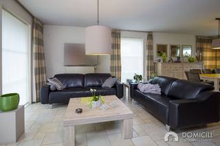 Roeselare – Recente charmante villa met zonnige tuin<br /><br />Ontdek deze <strong>prachtige, goed onderhouden villa</strong> in Roeselare, met <strong>3 à 4 slaapkamers</strong>, een dubbele garage en een carport voor minstens 3 wagens.<br /><br />Op het gelijkvloers word je verwelkomd door een lichtrijke inkomhal met toilet. De ruime, zonnige woonkamer en de grote, volledig uitgeruste leefkeuken bieden uitzicht op het terras. Daarnaast vind je een praktische wasplaats (met mogelijkheid tot extra douche) en een extra ruimte die dienst kan doen als bureau of slaapkamer. De ruime garage biedt plaats voor 2 wagens, en buiten zijn er tal van parkeerplaatsen plus een carport voor minstens 3 extra wagens. <strong>De gezellige tuin is onderhoudsvriendelijk</strong> en beschikt over een royaal zonneterras – ideaal om te genieten van het buitenleven.<br /><br />Op de eerste verdieping liggen 3 dubbele slaapkamers, een dressing, een apart toilet en een ruime badkamer met bubbelbad en douche.<br /><br />Extra troeven:<br />* Laag EPC<br />* Bewoonbare oppervlakte: 211 m²<br />* Centrale verwarming<br />* Zeer licht en rustig gelegen<br /><br />Beschikbaar vanaf 01/07/2026 – klaar om jouw nieuwe thuis te worden!<br />Bel ons op : 051/62 40 40