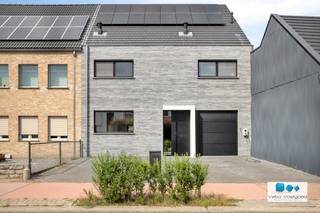 Op een uitstekende locatie te Nijlen bevindt zich deze zéér ruime woning op leuk perceel van 455 m².<br /> <br />Deze energiezuinige woning met EPC label A is gelegen in een rustige, kindvriendelijke straat op wandelafstand net buiten het centrum van Nijlen wat ervoor zorgt dat winkels, scholen en openbaar vervoer binnen handbereik zijn. Autostrade E313 makkelijk bereikbaar.<br /><br />We betreden de woning langs de voordeur waarop we in de inkomhal met vestiaire en gastentoilet terecht komen. Deze geeft toegang tot de riante leefruimte met gezellige zithoek, geïntegreerde bureauruimte en eetplaats. Aansluitend bevindt zich de recent ingerichte open keuken met alle hedendaags comfort alsook alle toestellen. Aanpalend bevindt een handige bijkeuken.<br /><br />Terug in de inkomhal zorgt de trap voor een connectie met het 1 ste verdiep. Hier geeft de overloop toegang tot, masterbedroom met ensuite dressing en badkamer, 2 slaapkamers, aparte badkamer met inloopdouche en ligbad en linnenkamer met voorziening wasmachine. Op het 2 de verdiep zijn er nog 2 extra slaapkamers.<br /><br />Tot slot geniet deze instapklare woning een gezellige, onderhoudsvriendelijke tuin met achtertoegang, waar het heerlijk vertoeven is. Verder beschikt de woning over een inpandige garage voor één wagen.<br /><br />Troeven: 16 zonnepanelen, airco-units, laadpaal, domotica - NIKO home.<br /> <br />Recente woning met gunstige woonoppervlakte waar uw bezoek een beleving zal zijn.