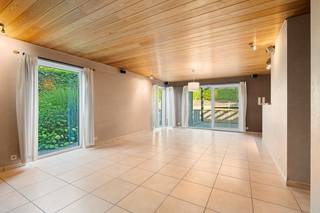 <p><strong>Moderne halfopen bebouwing in een rustige doodlopende straat in Everberg.</strong><br /><br />Deze verzorgde woning uit 2001 combineert comfortabel wonen met energiezuinige technieken en een groene, residentiële ligging. Dankzij het EPC A, de zonnepanelen met 10 kWh batterijsysteem, conforme elektriciteit en waterverzachter geniet je hier van een toekomstgerichte woning met lage energiekosten. Het geïntegreerde domoticasysteem zorgt voor een slimme bediening van de verlichting en radiatoren, wat extra comfort biedt in het dagelijkse leven. De woning bevindt zich in een bosrijke en landelijke omgeving, vlak bij scholen, openbaar vervoer en belangrijke invalswegen. De aangename tuin van 300 m² maakt het geheel compleet.<br /><br /><u><strong>Belangrijkste ruimtes:</strong></u><br />• Inkomhal van 10 m² met vlotte toegang tot de leefruimtes<br />• Woonkamer van 28 m² met aangename lichtinval<br />• Keuken van 14 m² met praktische indeling<br />• Berging van 6 m² voor extra opslagruimte<br />• Garage van 21 m² en bijkomende parkeerplaats<br />• Badkamer van 8 m²<br />• Vier slaapkamers van 25 m², 16 m², 13 m² en 11 m²<br />• Tuin van 300 m² in een rustige en groene omgeving<br /><br /><u><strong>Troeven:</strong></u><br />• EPC A met zonnepanelen, 10 kWh batterij, conforme elektriciteit en waterverzachter<br />• Domoticasysteem voor verlichting en radiatoren<br />• Gelegen in een rustige doodlopende straat nabij scholen en openbaar vervoer<br /><br />Meer informatie of een bezoek met Nicolas Geeraerts? Contacteer ons via +3223351115<br />JOUW DROOMHUIS. ZO GEVONDEN!</p>
