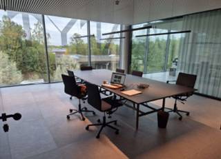 Magazijn 758m² met kantoor high-end gemeubeld ingericht 344m²<br /><br />- magazijn 758m²<br />- vrije hoogte 8m<br />- laad- en loskade <br />- grote sectionaal poort<br /><br />Kantoren 344m² of 12 tot 20 werkplekken<br /><br />- High-end ingericht en gemeubeld<br />- Uitgeruste meeting room met video conferencing<br />- 9 parkeerplaatsen<br /><br /><span>Voorzieningen </span>: <br /><br />- Doucheruimtes<br />- Uitgeruste keuken en eetruimte<br />- Zonnepanelen<br />- Warmtepompen<br />- Vloerverwarming &amp; koeling<br /><br />• Mogelijkheid tot banner op het pand, zichtbaar vanaf de E40
