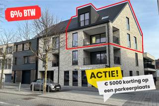 EXTRA ACTIE:<br />Bij aankoop van een appartement krijgt u € 5000 korting op de autostandplaats<br /><br />Mogelijkheid aankoop onder 6% BTW *<br />* Indien u aan de voorwaarden voldoet<br /><br />=> Ligging<br />Dit nieuwbouw duplex-appartement is gelegen in blok A van residentie Prinsenhof. Het appartement is gelegen op een centrale en gezellige locatie aan het Kolonel Aertsplein. Op het plein is er een supermarkt, bakker, dokterspraktijk, ... Ook de Markt van Maaseik ligt op wandelafstand.<br /><br />=> Tweede verdieping<br />- Inkomhal met apart toilet <br />- Open leefruimte met veel lichtinval door de grote raampartijen en toegang tot het overdekt terras<br />- Ingerichte keuken met koelkast, combi-oven, kookplaat, afzuigkap, vaatwasser en spoelbak<br />- Overdekt terras van 12,16m² <br /><br />=> Derde verdieping<br />- Overloop<br />- Twee slaapkamers met laminaat<br />- Deels betegelde badkamer met ligbad, inloopdouche, toilet en dubbele wastafel<br />- Berging met aansluiting voor wasmachine<br />- Extra gang/ruimte met warmtepomp en toegang tot de lift<br /><br />=> Kenmerken:<br />- Ventilatiesysteem D met warmterecuperatie<br />- De appartementen zijn voorzien van een zeer betrouwbare warmtepomp die zich kenmerkt door een laag E-peil en een stille werking. De hoge energie-efficiënte zorgt voor een gevoelige verlaging van het E-peil. De warmtepomp is bovendien de stilste warmtepomp in zijn soort die momenteel op de markt is. Zij voorziet de appartementen individueel van voldoende energie en van warm water dankzij een ingebouwde boiler.<br />- Lift en videofoon aanwezig<br />- Zonnepanelen op de platte daken<br />- Appartementen zijn zeer energiezuinig waardoor gunstige regeling onroerende voorheffing<br /><br />=> Verkoopprijzen exclusief:<br />- Autostandplaats in kelder <br />- Privatieve kelderberging