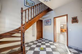 Nabij het Cogelspark en met uitstekende locatie nabij invalswegen naar Antwerpen bieden wij u deze statige woning met uitermate brede...