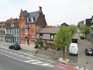 Dit iconisch hoekgebouw is gelegen in het centrum van Eeklo, op enkele passen van De Herbakker, de kunstacademie en de Markt.De woning heeft een...