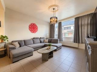 RUIME GEZINSWONING MET 3 SLAAPKAMERS, gelegen op een MOOI PERCEEL VAN CA. 740 M² in Nederename, deelgemeente van Oudenaarde. Deze woning combineert een RUIM WOONVOLUME met een ROYALE TUIN en biedt dankzij de vaste trap naar de GEÏSOLEERDE ZOLDER nog bijkomende UITBREIDINGSMOGELIJKHEDEN. De eigendom is MOMENTEEL VERHUURD en vormt hierdoor een INTERESSANTE OPPORTUNITEIT voor zowel EIGEN BEWONING NA RENOVATIE als voor INVESTEERDERS. Doorheen de jaren werden reeds verschillende verbeteringswerken uitgevoerd, waaronder ISOLATIEWERKEN en de plaatsing van CENTRALE VERWARMING OP GAS. Mits verdere renovatie kan deze SOLIDE WONING volledig worden aangepast aan de HEDENDAAGSE WOONWENSEN.<br />De indeling gaat als volgt: via de inkomhal bereikt u de ruime en lichtrijke woonkamer. Aansluitend bevinden zich de veranda en de keuken. Verder beschikt de woning over een badkamer, een praktische kelder en 3 volwaardige slaapkamers². Een vaste trap leidt naar de geïsoleerde zolder, die momenteel extra bergruimte biedt en mogelijkheden heeft voor verdere inrichting.<br />Buitenshuis beschikt de woning over een koer met diverse praktische buitenbergingen en een ruime, zuidwestgeoriënteerde tuin, waar u volop kan genieten van de buitenruimte. Een bijkomende troef is de losweg achteraan het perceel, waardoor de eigendom ook langs de achterzijde toegankelijk is.<br /><br />Adres: Nederenamestraat 37 te Oudenaarde<br /><br />EPC: label F; G-score en P-score B; Renovatieverplichting van toepassing; Bestuursmaatregelen in het maatregelenregister: Neen; Beschikbaar na opzegtermijn huurders.