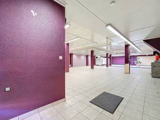 Bent u op zoek naar een opsplitsbare polyvalente handelsgelijkvloers in het centrum van Kontich-Kazerne?Dan is deze commercieel gelegen opportuniteit...