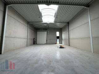 Fantastisch gelegen nieuwbouw KMO-unit, met zeer vlotte bereikbaarheid naar de E40. De opslagruimte heeft een oppervlakte van 222 m² en is uitgerust met één sectionale poort, lichtstraten met rookluik en sanitaire voorziening. De loods heeft daarnaast een vrije hoogte van 6 meter. Tevens zijn er 2 parkeerplaatsen voorzien en ruime manoeuvreerruimte.<br /><br />Deze casco unit bevindt zich op een strategische locatie, op slechts 2,5 km naar de E40 op- en afrit 19 Aalst. Deze locatie biedt vlotte verbindingen naar Gent, Brussel en omliggende regio’s.<br /><br />Heeft u interesse of wenst u graag meer details over dit aanbod? Neem contact op met Gill PANORAMA B2B voor meer info, plannen of een vrijblijvend plaatsbezoek via 09 219 90 30.