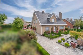 Op een perceel van 767m² staat deze open bebouwing met maar liefst 4 slaapkamers te koop. De woning is gelegen in een rustige, residentiële wijk...