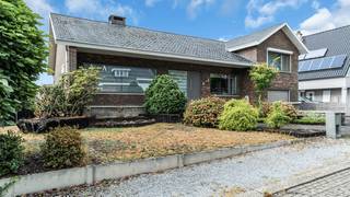 <p>Bent u op zoek naar een ruime woning met veel mogelijkheden, een mooie perceelbreedte en een uitstekende ligging? Dan is deze woning, gelegen aan de Totenbergstraat 20 te Paal, zeker het bekijken waard.<br /><br />Deze ruime gezinswoning beschikt over een bruikbare oppervlakte van maar liefst 197 m² en is gelegen op een mooi perceel van 6a48ca, met een straatbreedte van circa 24 meter. Dankzij de ruime oppervlakte, de praktische indeling en de extra mogelijkheden om bijkomende slaapkamers te creëren op zolder biedt deze woning heel wat potentieel voor gezinnen die op zoek zijn naar ruimte en comfort.<br /><br /><strong><u>Indeling:</u></strong><br />Gelijkvloers:<br /><br />Via de inkomhal met vestiaire en afzonderlijk gastentoilet komt u binnen in de woning. De ruime living biedt plaats aan een gezellige zithoek en eethoek en sluit aan op de keuken, die voorzien is van de nodige toestellen.<br /><br />Vanuit de keuken bereikt u via een sas het ruime terras, waardoor er een praktische verbinding is met de buitenruimte.<br /><br />Verder beschikt de woning over drie slaapkamers, een bureel dat eveneens als vierde slaapkamer kan worden ingericht en een badkamer.<br /><br /><u><strong>Kelderverdieping:</strong></u><br />De woning beschikt over een ruime kelderverdieping met verschillende praktische ruimtes.<br /><br />Hier bevindt zich een garage met sectionale poort, waardoor u uw wagen comfortabel en veilig binnen kunt parkeren.<br /><br />Verder omvat de kelderverdieping een cv-ruimte, een wasplaats/berging en een afzonderlijke provisiekelder. Het overige gedeelte van de kelderverdieping bestaat uit een kruipkelder.<br /><br /><strong><u>Zolderverdieping:</u></strong><br />De woning beschikt bovendien over een ruime zolderverdieping. Deze biedt, mits de nodige inrichting, de mogelijkheid om extra slaap-, hobby- of bureauruimtes te creëren. Hierdoor biedt de woning nog mooie uitbreidingsmogelijkheden en kan ze perfect meegroeien met de noden van een gezin.<br /><br /><u><strong>Buitenruimte:</strong></u><br />Het perceel van 6a48ca beschikt over een aangename buitenruimte en een ruim terras, waar u heerlijk kunt genieten van zonnige dagen of gezellig kunt tafelen met familie en vrienden.<br />De straatbreedte van circa 24 meter is bovendien een mooie troef en geeft het perceel een aangenaam gevoel van ruimte.<br /><br /><u><strong>Comfort en technische kenmerken</strong></u><br />De woning is voorzien van PVC-ramen met driedubbele beglazing, grotendeels uitgerust met rolluiken. De verwarming gebeurt op mazout.<br />De elektrische installatie is volledig conform, wat een belangrijke meerwaarde is.<br /><br /><u><strong>Ligging</strong></u><br />De woning is gelegen in de Totenbergstraat te Paal, in een aangename woonomgeving met een goede bereikbaarheid. In de nabije omgeving bevinden zich onder andere scholen, winkels, supermarkten, horeca, openbaar vervoer en diverse sport- en recreatiemogelijkheden.<br /><br />Ook de E313 is vlot bereikbaar, waardoor u een goede verbinding heeft richting Hasselt, Antwerpen en Luik. Ook omliggende gemeenten zoals Beringen, Tessenderlo, Ham en Lummen zijn gemakkelijk bereikbaar.<br /><br /><u><strong>Troeven</strong></u></p>

<ul>
	<li>Bruikbare oppervlakte van 197 m²</li>
	<li>Perceel van 6a48ca</li>
	<li>Straatbreedte van circa 24 meter</li>
	<li>3 slaapkamers + bureel/4e slaapkamer</li>
	<li>Ruim terras</li>
	<li>Kruipkelder</li>
	<li>Ruime zolder met mogelijkheid tot het creëren van extra ruimtes</li>
	<li>PVC-ramen met driedubbele beglazing</li>
	<li>Grotendeels voorzien van rolluiken</li>
	<li>Elektrische installatie volledig conform</li>
	<li>Gelegen op een ruim perceel met een mooie straatbreedte</li>
	<li>Goede bereikbaarheid van winkels, scholen, openbaar vervoer en de E313</li>
</ul>