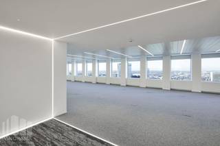 Volledig gerenoveerde kantoorruimte van 1.297 m² te huur, met een luxueuze uitstraling en op een absolute topligging. Het kantoorgebouw heeft een sterke visibiliteit en is uitstekend gelegen vlak aan de bedrijvige <strong>Louizalaan</strong>, de locatie garandeert een zeer vlotte bereikbaarheid met zowel het openbaar vervoer als de wagen.<br /><br />De instapklare kantoorruimte maakt deel uit van het prestigieuze kantoorgebouw "<strong>Bastion</strong>" met een magnifiek <strong>panoramisch uitzicht</strong>. Het kantoor is gelegen op de negende verdieping en is <strong>hoogwaardig en stijlvol ingericht</strong> met alle hedendaagse voorzieningen zoals led-verlichting en airconditioning. Bovendien geniet de ruimte van veel natuurlijke <strong>lichtinval </strong>dankzij de grote raampartijen. Het kantoorgebouw beidt tal van <strong>exclusieve faciliteiten</strong> waaronder een receptie, verschillende vergaderruimtes, een coffee corner en sportfaciliteiten. <br /><br />Tevens is er een fietsenstalling en een ondergrondse <strong>parking </strong>aanwezig met laadmogelijkheden. Andere oppervlaktes mogelijk. Beschikbaar vanaf 1 september 2026.<br /><br />Contacteer <strong>PANORAMA B2B</strong> voor meer informatie of een vrijblijvend plaatsbezoek <strong>0477 09 00 09</strong>.