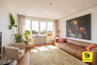 <p><span>Charmant Art Deco-appartement met 2 slaapkamers, terras en autostaanplaats in de gegeerde Tentoonstellingswijk !</span></p><p><span>Op een toplocatie in de geliefde Tentoonstellingswijk, aan de Camille Huysmanslaan, bevindt zich dit uitzonderlijk charmante 2-slaapkamerappartement van ca. 100 m² op de 6de verdieping van een prachtig Art Deco-appartementsgebouw. Authentieke charme en hedendaags moderne look gaan hier hand in hand, wat resulteert in een unieke en warme woonbeleving.</span></p><h3><span>Locatie</span></h3><p><span>De Camille Huysmanslaan is zonder twijfel één van de meest gegeerde lanen van de Antwerpse Tentoonstellingswijk. Deze karaktervolle buurt staat bekend om haar prachtige architectuur, brede lanen en rustige, residentiële sfeer, terwijl alle dagelijkse voorzieningen zich op wandelafstand bevinden.</span></p><p><span>In de onmiddellijke omgeving vindt u tal van buurtwinkels, supermarkten, scholen, gezellige horecazaken en het groene Hertoghepark en Nachtegalenpark. Dankzij de vlotte verbinding met het openbaar vervoer, de Singel en de Antwerpse Ring geniet u bovendien van een uitstekende bereikbaarheid, zowel met de wagen als met de fiets of het openbaar vervoer. Een ideale ligging voor wie rustig wil wonen zonder in te boeten aan mobiliteit en stadscomfort.</span></p><h3><span>Indeling</span></h3><p><span>Reeds bij aankomst maakt de statige Art Deco-gevel indruk, maar eenmaal binnen wordt duidelijk dat dit slechts een voorproefje is. Via de prachtige authentieke tractielift bereikt u de zesde verdieping, waar u wordt verwelkomd in een verzorgde inkomhal met stijlvolle gietvloer en een apart gastentoilet.</span></p><p><span>De absolute blikvanger van het appartement is zonder twijfel de bijzonder lichtrijke leefruimte. Dankzij de hoge ligging en de brede raampartijen geniet u hier van een overvloed aan natuurlijk licht én een prachtig, weids uitzicht over de karaktervolle gebouwen van de omgeving. Authentieke elementen zoals de fraaie visgraatparketvloer en de elegante boog zorgen voor een warme, karaktervolle sfeer. Bovendien biedt de royale oppervlakte moeiteloos plaats aan een ruime zithoek en een grote eettafel.</span></p><p><span>De recent gerenoveerde open keuken sluit naadloos aan bij de leefruimte en vormt een prachtig contrast tussen authentieke charme en moderne afwerking. De keuken is volledig uitgerust met alle nodige toestellen en beschikt bovendien over een praktische bergkast waarin de wasmachine en droogkast discreet werden geïntegreerd.Vanuit de keuken heeft u toegang tot het aangename zuidoostgerichte terras, waar u volop kunt genieten van de ochtend- en namiddagzon.</span></p><p><span>Via de nachthal bereikt u de twee volwaardige slaapkamers, beide afgewerkt met een prachtige visgraatparketvloer. De ruime master bedroom van maar liefst 17 m² baadt dankzij de brede raampartijen in het daglicht en biedt voldoende ruimte voor een royaal bed en een grote kleerkast. Ook de tweede slaapkamer is bijzonder ruim en leent zich perfect als tweede slaapkamer.</span></p><p><span>De recent vernieuwde badkamer werd stijlvol afgewerkt met Mortex-wanden en beschikt over een ruime inloopdouche en een moderne lavabo.</span></p><p><span>Een extra troef is de afzonderlijke dakkamer op de bovenliggende verdieping. Deze veelzijdige ruimte is ideaal als bureau, hobbyruimte of gastenkamer.</span></p><p><span>Daarnaast beschikt het appartement over een individuele kelderberging en een gemeenschappelijke fietsenstalling.</span></p><p><span>Een autostaanplaats dient verplicht mee aangekocht te worden aan een vraagpijs van 35.000 euro, een bijzonder waardevolle meerwaarde in deze buurt waar parkeren vaak een uitdaging is.</span></p><h3><span>Troeven</span></h3><ul><li><span>Ruim appartement van ca. 100 m²</span></li><li><span>Twee volwaardige slaapkamers</span></li><li><span>Zonnig, zuidoost-gericht terras</span></li><li><span>Extra dakkamer, ideaal als bureau of gastenkamer</span></li><li><span>Gunstig EPC</span></li><li><span>Elektriciteit conform</span></li><li><span>Asbestveilig</span></li><li><span>Individuele kelderberging</span></li><li><span>Gemeenschappelijke fietsenstalling</span></li><li><span>Autostaanplaats (35.000 euro)</span></li><li><span>Topligging in de gegeerde Tentoonstellingswijk</span></li></ul><p><span> </span></p><p><span>Bent u op zoek naar een karaktervol appartement waar authenticiteit, ruimte en hedendaags comfort perfect samenkomen? Dan is dit unieke appartement absoluut een bezoek waard.</span></p>