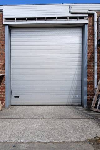 Magazijn/atelierOppervlakte +/- 200/240 m².Water + elektriciteit inbegrepenVrije hoogte 3,5 mOverdekte laad- en losstrook ...