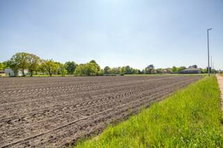 <p><strong>Uitgestrekte landbouwgrond van bijna 3 hectare</strong></p>
<p>Ben je op zoek naar kwalitatieve landbouwgrond met ruimte en potentieel? Dan is dit perceel van <strong>29.145 m²</strong> precies wat je zoekt.</p>
<p>Deze goed gelegen landbouwgrond is uitermate geschikt voor uiteenlopende agrarische doeleinden zoals akkerbouw, veeteelt of weidegrond. De grond is momenteel <strong>bestemd als landbouwgrond</strong> en <strong>niet bebouwbaar</strong> voor residentiële of commerciële projecten.</p>
<p><strong>Kenmerken:</strong></p>
<ul>
<li>
<p>Totale oppervlakte: 29.145 m²</p>
</li>
<li>
<p>Vlotte bereikbaarheid via de gewestweg Herentals-Herselt</p>
</li>
<li>
<p>Rustige, landelijke ligging</p>
</li>
<li>
<p>Bestemming: agrarisch gebied</p>
</li>
</ul>
<p><strong>Geschikt voor:</strong></p>
<ul>
<li>
<p>Uitbreiding van bestaande landbouwactiviteiten</p>
</li>
<li>
<p>Startende landbouwondernemers</p>
</li>
<li>
<p>Investering in agrarisch vastgoed</p>
</li>
</ul>
<p>Een uitstekende opportuniteit voor wie op zoek is naar extra grond in een rustige en vruchtbare omgeving.</p>
