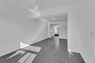 <p>Gelegen op een centrale locatie in Gijzegem, met een uitstekende verbinding naar Aalst, Dendermonde, Gent en Brussel. Winkels, scholen en openbaar vervoer bevinden zich op korte afstand. Deze <strong>uiterst energiezuinige woning</strong> onderging een totaalrenovatie en verkeert in uitstekende staat. Op het gelijkvloers bevinden zich een inkomhal met gastentoilet, <strong>een lichtrijke leefruimte</strong> die naadloos overgaat in <strong>de landelijke keuken</strong>, een ruime wasplaats en <strong>een volledig uitgeruste badkamer</strong> met ligbad, douche, dubbele lavabo en toilet. Op de eerste verdieping zijn er <strong>twee ruime slaapkamers</strong>, beide voorzien van <strong>airconditioning</strong>. De tweede verdieping beschikt eveneens over <strong>twee slaapkamers met airconditioning</strong> en een <strong>tweede badkamer</strong> met douche, lavabo en toilet. Daarnaast biedt de zolder extra bergruimte en is er <strong>een volledig droge kelder aanwezig</strong>. Buiten geniet u van <strong>een onderhoudsvriendelijke tuin met terras</strong> en <strong>twee privatieve parkeerplaatsen</strong> voor de woning. Via een zijweg naast de woning bereikt u eenvoudig de achterzijde, ideaal voor fietsen, tuinmateriaal of vuilnisbakken. Achteraan bevindt zich bovendien <strong>een ruime garage</strong>, bereikbaar met de wagen via een achterliggend baantje en geschikt voor diverse doeleinden. Als extra troef kijkt de woning uit op een rustig weiland, wat zorgt voor een aangenaam en groen uitzicht. <strong>EPC A</strong> - Conforme elektriciteit - Asbestveilig - 8 zonnepanelen. (Maatregelenregister en stedenbouw in aanvraag)</p>