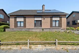 Voor meer info en foto’s, surf naar www.swevers.be – Op zoek naar een open bebouwing met een praktische indeling en uitbreidingsmogelijkheden? Dan is deze woning aan de Zangstraat 2 in Wellen zeker een bezoek waard. Deze gelijkvloerse woning uit 1979 biedt 144 m² bewoonbare oppervlakte op een perceel van 585 m². De lichtrijke leefruimte van 31 m² sluit aan op een ruime keuken van 16 m², die alle mogelijkheden biedt om een moderne leefkeuken te creëren. Verder zijn er drie volwaardige slaapkamers, een badkamer en een praktische berging.<br />Een grote troef is de volledige onderkeldering van 94 m. Ook de inpandige garage van 28 m² bevindt zich hier. Daarnaast beschikt de woning over een geïsoleerde zolder met uitbreidingspotentieel voor extra woonruimte.<br />De tuin met noordoostelijke oriëntatie biedt voldoende ruimte om een terras of gezinsvriendelijke tuin aan te leggen. Zonnepanelen, rolluiken en de geïsoleerde zolder zorgen bovendien voor extra comfort.<br />Ook de ligging is aantrekkelijk. Het centrum van Wellen ligt op minder dan 2 km, scholen op 1,5 km en ontspanningsmogelijkheden op ongeveer 1 km. Openbaar vervoer bevindt zich op slechts 150 meter en de snelwegen zijn vlot bereikbaar op ongeveer 12 km. Een woning met een solide basis, veel bergruimte en tal van mogelijkheden voor wie comfortabel gelijkvloers wil wonen. Voor meer informatie, bel 011 255 155. Bron bewoonbare oppervlakte: EPC – verslag.