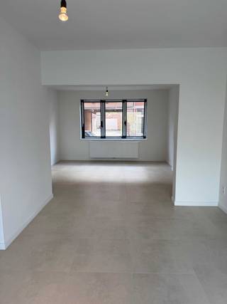 Ruime, volledig gerenoveerde woning met 4 slaapkamers en tuin nabij het centrum van Sint-TruidenOp een toplocatie aan de rand van het bruisende...