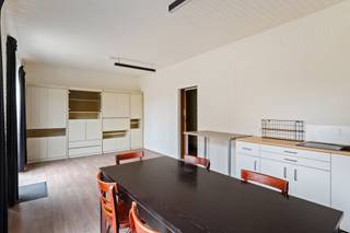 Dit polyvalent eigendom met een appartement op de 1ste verdieping is gelegen op de grens van Aartselaar en Reet.<br /><br />Via de inkomhal komen we links vooraan in de bureelruimte. <br />Centraal is er een ruimte met ingemaakte kasten en een apart toilet.<br />Achteraan bevindt zich momenteel de eetruimte met een recent vernieuwde condenserende gasketel, die nog kan dienst doen als extra bureelruimte.<br />De koer heeft een tuinhuis én een achteruitgang.<br />De garage bevindt zich rechts vooraan, heeft een automatische poort en er is een aansluiting voorzien voor wasmachine.<br />Er is een aparte ingang met een trap naar het woongedeelte.<br />Via de ruime overloop komen we in de leefruimte met aanpalend de ingerichte eetkeuken.<br />De ingerichte badkamer is centraal en de twee volwaardige slaapkamers bevinden zich achteraan.<br /><br />Het eigendom is asbestveilig, de attesten van de elektrische keuring zijn conform, het woongedeelte heeft deels elektrische en deels manuele rolluiken én de ramen zijn overal recent vernieuwd.<br />Verder is er nog een ruime bergkelder, die bereikbaar is via een luik centraal naast de garage.<br /><br />Zowel alle vereiste attesten als het grondplan kan u onder "Documenten" via het zoekertje op onze website downloaden. <br /><br />Neemt u gerust contact op met ons kantoor om een plaatsbezoek in te plannen!