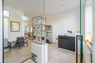 <p><span>Op een uitstekende en vlot bereikbare locatie aan de Houtmarkt, pal in het bruisende centrum van Aalst, bevindt zich dit bijzonder stijlvolle handelspand. Het pand werd in 2019 volledig gerenoveerd met </span><span>hoogwaardige materialen en een uitgesproken oog voor detail</span><span>, wat resulteert in een harmonieus geheel met een luxueuze uitstraling en hedendaags wooncomfort. Bovendien is er in de directe omgeving voldoende parkeergelegenheid, wat deze locatie bijzonder aantrekkelijk maakt voor zowel ondernemers als bewoners.Op het gelijkvloers bevindt zich een prachtige commerciële ruimte, momenteel ingericht als kapsalon. De verzorgde afwerking, de aangename lichtinval en de stijlvolle uitstraling creëren een professionele en uitnodigende sfeer. Verder beschikt deze verdieping over een inkomhal, een praktische kitchenette, een toilet en een bijzonder gezellige, ommuurde stadstuin die een oase van rust vormt midden in de stad.</span></p><p><span>De eerste verdieping biedt een aangename en lichtrijke leefruimte met een open, volledig ingerichte keuken. De grote raampartijen zorgen voor een overvloed aan natuurlijk licht en versterken het open karakter van het interieur. Aansluitend bevindt zich een ruim terras, de ideale plek om in alle rust te genieten.</span></p><p><span>Op de tweede verdieping bevindt zich het slaapgedeelte, bestaande uit een ruime slaapkamer, een apart toilet en een royale badkamer. Ook hier staan comfort, ruimte en een verzorgde afwerking centraal.</span></p><p><span>Ook technisch is het pand uitstekend uitgerust.</span><span> De volledige renovatie werd uitgevoerd in 2019, met bijzondere aandacht voor kwaliteit en duurzaamheid. De verwarming gebeurt via een condensatieketel op aardgas. Daarnaast beschikt het gelijkvloers over airconditioning via een lucht-luchtwarmtepomp, die zowel kan koelen als verwarmen.</span></p><p><span>Een unieke opportuniteit voor wie op zoek is naar een instapklare handelszaak met uitstraling, gecombineerd met een stijlvol appartement en terras op een toplocatie in het centrum van Aalst.</span><span> Ideaal om wonen en werken te combineren op een plek waar bereikbaarheid, kwaliteit en comfort samenkomen. Voor meer informatie of een bezoek, contacteer Iris op het telefoonnummer 0483/ 36. 84. 25.</span></p>