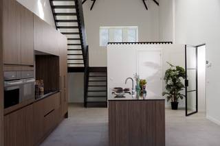 Deze royal penthouse heeft een bewoonbare oppervlakte van 217 m² en beschikt over een terras van 55 m². De woning omvat onder meer drie volwaardige slaapkamers en een berging die extra opbergruimte biedt. Er is bovendien een mogelijkheid tot aankoop van een autostaanplaats. Verhuis is op korte termijn mogelijk, waardoor u snel van uw nieuwe woonst kunt genieten.. Interesse of vragen? Contacteer vrijblijvend onze sales consultant op 09 298 03 30.