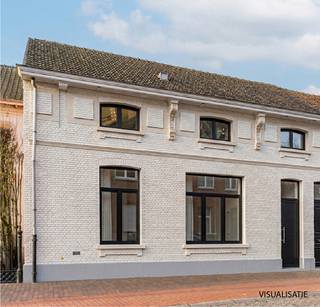 <p>Deze unieke karaktervolle woning met authentieke elementen is gelegen in het centrum van Gierle, op wandelafstand van winkels, bakker, openbaar vervoer en scholen.</p>
<p>De woning bevindt zich in te renoveren staat, maar net dat maakt haar zo interessant. <br />De woning bestaat op het gelijkvloers uit een inkomhal, polyvalente ruimte. De verdieping: keuken, slaapkamer en badkamer. Een absolute troef is de kelder, die tal van mogelijkheden biedt: extra bergruimte, een hobbyruimte of zelfs een wijnkelder.</p>
<p>De zuidgerichte tuin garandeert de hele dag zon en biedt privacy</p>
<p>Ook praktisch scoort deze woning bijzonder sterk. Scholen, openbaar vervoer, bevinden zich op wandelafstand en belangrijke snelwegen op slechts enkele minuten. Winkels, ontspanning en restaurants zijn vlot bereikbaar, wat het dagelijkse leven bijzonder comfortabel maakt.</p>