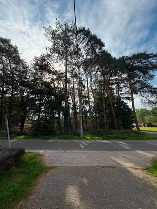 In een rustige en aangename straat in Langdorp vinden we deze bouwgrond voor halfopen bebouwing (lot 3) met een oppervlakte van 414m². De bouwgrond is centraal gelegen tussen Aarschot, Herselt en Westerlo.<br /><br />Het perceel beschikt over een zuidgerichte oriëntatie, waardoor u volop kunt genieten van natuurlijk licht en een zonnige tuin. De rustige ligging maakt dit een ideale locatie voor wie op zoek is naar een aangename woonomgeving en tegelijk een eigen woning naar wens wil realiseren. Een mooie opportuniteit voor wie zijn toekomstige thuis volledig naar eigen wensen wil vormgeven.<br /><br />Interesse? info@lotemvastgoed.be | 0475 52 00 14<br />Ook uw woning verkopen? info@lotemvastgoed.be<br />