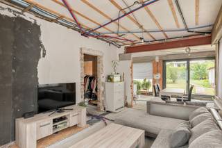 Deze mooie, vernieuwde, open bebouwing, bevindt zich in een rustige staat in Noorderwijk.<br />Ideaal voor wie van rust houdt. <br /><br />Op het gelijkvloers bevindt zich de inkomhal met apart toilet. Door de nieuwbouw-uitbouw biedt de woning een zeer ruime leefruimte met living, zithoek en open keuken. Hiernaast is aansluitend een grote berging te vinden. De vloer en bezetting dient nog afgewerkt te worden.<br />Er is een kleine kelder aanwezig. <br />Op de eerste verdieping bevinden zich 4 slaapkamers, een badkamer en een berging voorzien van een toilet. <br />De zolder biedt voldoende opslagruimte. <br /><br />Er is een grote losstaande garage die ruimte biedt voor 2 wagens. <br />De diepe, zonovergoten, tuin is een oase van rust en is Zuid-Oost geörienteerd. <br /><br />Info & afspraak: ☎ 0473/30 00 00 ✉ Pieter@wijns.be<br />Wij maken graag tijd voor U.