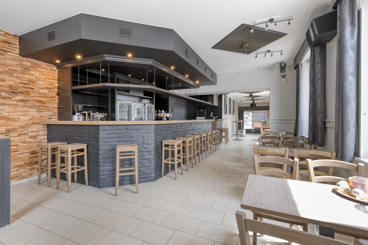 GOED GELEGEN HANDELSWONING MET TERRAS & GARAGE - foto 4