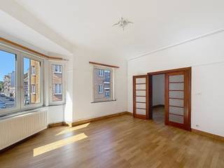 <p><strong>SAINT-GILLES: Vlak bij het Parc de Forest en alle voorzieningen, appartement met 1 slaapkamer van +/- 71 m² gerenoveerd, gelegen op de 2e verdieping zonder lift. De indeling is als volgt: ingerichte keuken (gasfornuis, afzuigkap, oven en aansluitingen voor vaatwasser en wasmachine), doucheruimte met toilet, woonkamer van +/- 25 m² en een slaapkamer van +/- 15 m²en zonder kelder. Kosten: 50 €/maand, inclusief gemeenschappelijke kosten, koud water en aansprakelijkheidsverzekering. EPC D-. Direct beschikbaar.</strong></p>
<p></p>
<p><span>Op de 2e verdieping zonder lift:</span></p>
<p></p>
<p>- Keuken uitgerust (gasfornuis, afzuigkap, oven en aansluitingen voor vaatwasser en wasmachine)</p>
<p>- Doucheruimte met toilet</p>
<p>- Woonkamer +/- 25m²</p>
<p>- Slaapkamer +/-15m²</p>
<p></p>
<p></p>