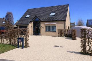 Ontdek deze vrijstaande woning in een rustige, doodlopende straat, gelegen op een ruime kavel van 735 m². Binnenin geniet je van drie...