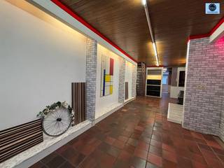 <p><span>WONING TE HUUR IN CENTRUM VAN GERAARDSBERGEN</span></p><p><span> </span></p><p><span>Deze in het stadscentrum gelegen woning met karaktervolle uitstraling biedt op de GELIJKVLOERS VERDIEPING een kitchenette en een terras.</span></p><p><span>Boven bevindt zich het woongedeelte met 3 slaapkamers.</span></p><p><span>Verwarming op aardgas en dubbele beglazing in pvc.</span></p><p><span>Er is tevens een wartmtepomp/airco aanwezig.</span></p><p><span>Gunstig epc!!!</span></p><p><span>Elektrische keuring conform AREI.</span></p><p><span>TOPLOCATIE!!!</span></p><p><span> </span></p><p><span>Eventueel huurkoop bespreekbaar!</span></p><p><span> </span></p><p><span>AARZEL NIET en bel voor info of bezoek naar het nummer 0489/54.69.99  of stuur een email naar dylan@svena.be</span></p><p><span> </span></p><p><span>Deze gegevens zijn louter informatief en wij kunnen niet aansprakelijk gesteld worden voor eventuele onjuistheden.</span></p><p><span>De bewoonbare oppervlakte is slechts indicatief.</span></p><p><span> </span></p><p><span> </span></p>