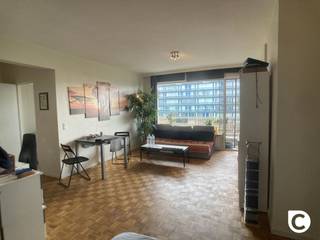 <p><span>Ruime studio met groot terras te Fruithoflaan!</span></p><p><span>Deze lichtrijke en karaktervolle studio ligt op de 10</span><span><sup>de</sup></span><span> verdieping van een centraal en rustig gelegen gebouw op de gerenommeerde Fruithoflaan. U bent slechts een boogscheut verwijderd van winkels, parken, scholen, sportfaciliteiten, openbaar vervoer en invalswegen, maar ook het Bruisende Antwerpen is steeds vlakbij. De studio heeft een gunstig EPC B en is momenteel verhuurd. </span><span>Kortom, een uitstekende investering met onmiddellijke huurinkomsten en mooi rendement, maar uiteraard ook een ideale starterswoning, pied à terre of uitvalsbasis voor studenten. Mis deze kans mooie zeker niet! </span></p><p><span> </span></p><p><span>Inkomhal, leefruimte & keuken:</span></p><p><span>In de inkomhal met parlofoon is er plek voor uw jassen en schoenen. De leefruimte op authentieke blokjesparket geniet een prachtige natuurlijke lichtinval en herbergt een slaaphoek die indien gewenst perfect kan worden afgebakend van het salongedeelte. De geriefelijke keuken in landelijke stijl ligt aanpalend en voorziet in een keramisch vuur, dampkap, oven, lavabo, aansluiting voor de wasmachine en een praktisch uitklapbaar tafeltje. De keuken ligt aanpalend de leefruimte en kan toekomstgericht eenvoudig worden opengetrokken om het ruimtegevoel te vergroten. </span></p><p><span> </span></p><p><span>Nachthal & badkamer:</span></p><p><span>In de nachthal kunnen kapstokjes worden gehangen waardoor de badkamer gevrijwaard kan blijven. In de onderhoudsvriendelijke badkamer vindt u een retro lavabo, bad/douche combinatie en het toilet. Ook enkele handige leggers alsook een ingemaakte wasmand zijn voorzien. Op termijn behoort een inloop-/regendouche zeker tot de mogelijkheden.</span></p><p><span> </span></p><p><span>Terras & kelder:</span></p><p><span>Zowel via de leefruimte alsook via de keuken krijgt u toegang tot het ruime terras met geweldig uitzicht op de groene omgeving. Hier kan u in alle rust genieten van de buitenlucht, al dan niet met een goed glas in de hand. Een privatieve, droge kelderberging is in de prijs inbegrepen.</span></p><p><span> </span></p><p><span>Extra troeven: </span></p><p><span>- Mobiscore: 9.4/10</span></p><p><span>- Gunstig EPC B</span></p><p><span>- Dakisolatie en -renovatie 2016-2017</span></p><p><span>- Onmiddellijke huurinkomsten</span></p><p><span>- Laag KI</span></p><p><span>- Terras</span></p><p><span>- Kelder</span></p>