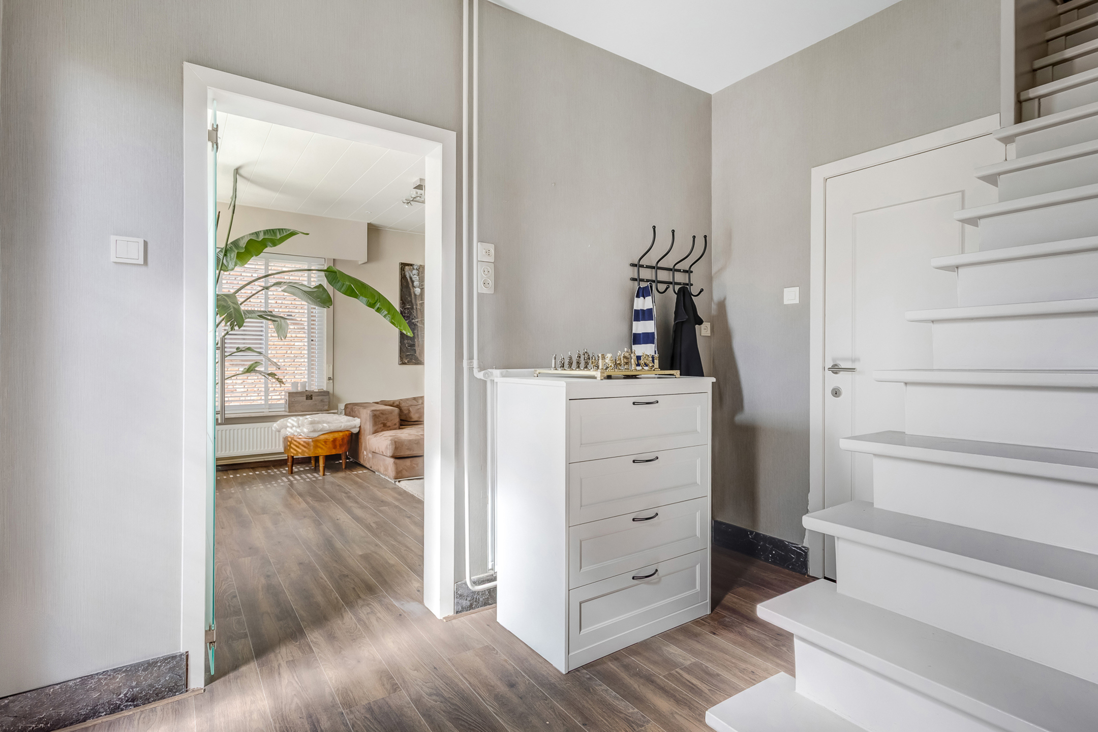 Stijlvol afgewerkte woning met 3 slaapkamers, aangelegde tuin en garage - foto 5