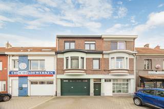 Bijzonder ruime en door de jaren perfect onderhouden centrumwoning/handelshuis (bew. opp. 242m²) met tal van mogelijkheden qua wonen/werken, commerciële of praktijkruimte, opslag d.m.v. hoge garage, zorgwonen of woning voor grote gezinnen. Zeer commercieel gelegen op de as Antwerpen-Turnhout met alle faciliteiten in directe omgeving.<br /><br />INDELING: De gelijkvloerse verdieping deed in het verleden steeds dienst als commerciële ruimte en is thans in gebruik als garage met achterliggende woonst die geheel werd ingericht en prima werd onderhouden waarbij enkele minimale ingrepen vereist zijn voor het terug ombouwen naar een commerciële ruimte - De woning zelf is toegankelijk via aparte ingang en heeft volgende indeling: ruime trappenhal met directe toegang tot de leefruimte met vervolgens een apart toilet, wasruimte, leefkeuken (vernieuwing toestellen 2013) die geheel werd ingericht met aanpalend eetkamer met toegang tot het zonnige zuidelijk georiënteerd terras en mooi aangelegde tuin -Verdieping 1: nachthal met berging en apart toilet, slaapkamer achteraan met aansluitend dakterras, badkamer met ligbad, douchecabine en lavabo, speelkamer /hobbykamer, 2 slaapkamers aan de voorzijde - Verdieping 2: 3 ruime slaapkamers (waarvan 1 met airco-unit) en een nachthal met apart toilet en toegang tot de zolder. Verder is er nog een zonnige zuidelijk georiënteerde tuin alsook een handige droge kelder aanwezig. <br /><br />BIJZONDERHEDEN: Zeer veel mogelijkheden door middel van oppervlakte en vergunde toestand - Prima onderhouden en onderging in 1986 reeds een totaalrenovatie: loodgieterij, elektriciteit, ramen, gedeelte ruwbouw, bezetting, isolatie plat dak 5cm, keuken enz. - 2014 plat dak vernieuwd enz. - Woning voorzien van houten raamwerk (Meranti) & commerciële ruimte PVC raamwerk 1996 - Gunstig epc 267kWh/m² UC: 3462806 - Commerciële locatie - Vernieuwde ketel - Niet gelegen in overstromingsgevoelig gebied P -score A & G -score A - Wg, Vg, Gmo, Gvkr, Gvv.