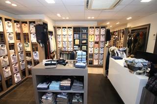 Dit commercieel zeer goed gelegen handelspand met zijn knappe, brede gevel (van meer dan 6m) is gelegen in de Diestsestraat, bijna op de hoek met...