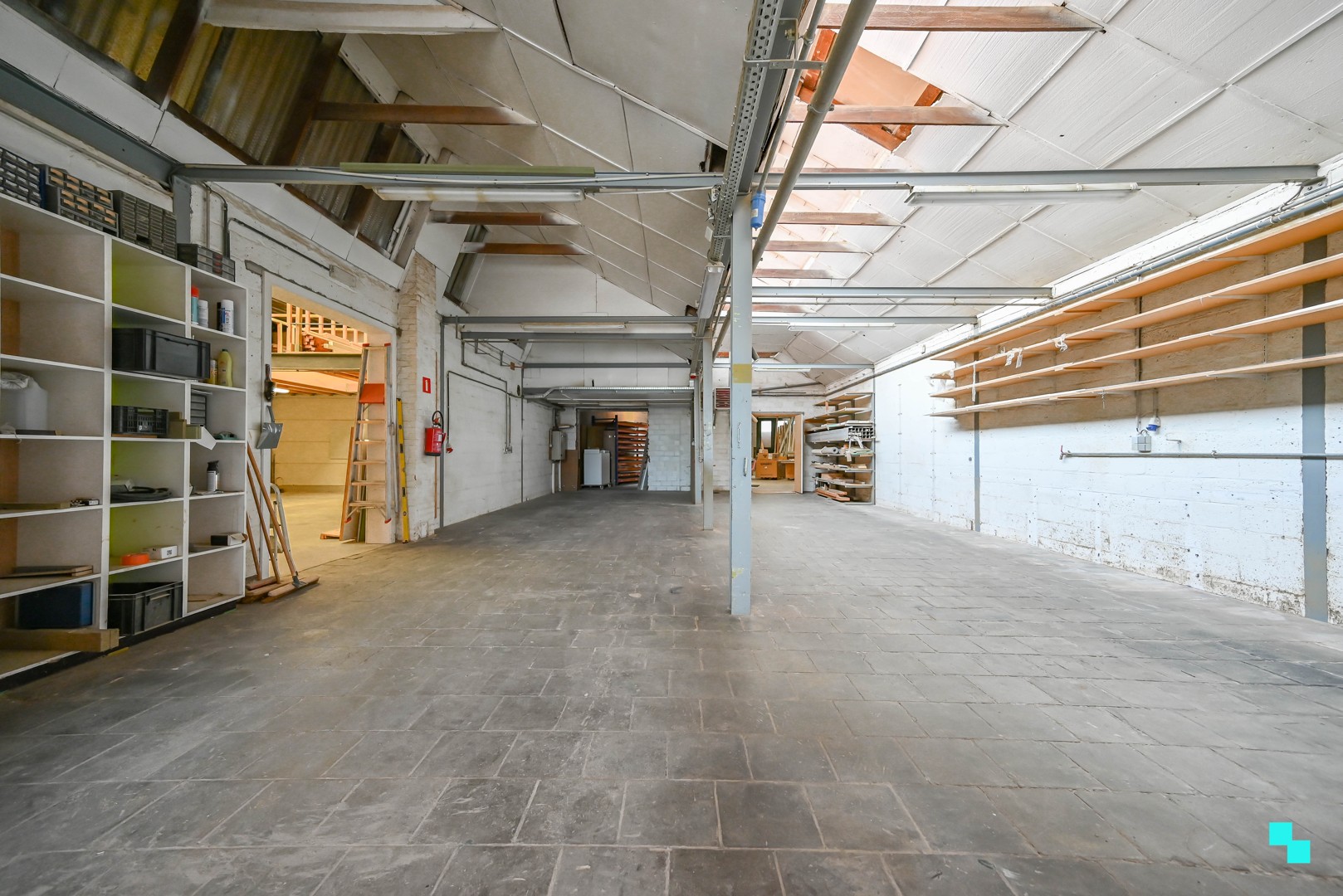 Gunstig gelegen werkplaats / magazijn met bureel en diverse parkeergelegenheid - foto 5