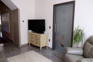 <p>Te huur: gesloten bebouwing in Mechelen met 2 slaapkamers en garage</p><p><br /></p><p>Let op: deze woning komt pas vrij op 01/11/2026</p><p><br /></p><p>Deze woning combineert een praktische indeling met een aangename ligging aan de stadsrand van Mechelen. De woning beschikt over 2 grote slaapkamers, een ruime keuken en een garage, ideaal voor wie comfortabel wil wonen met extra bergruimte of parkeermogelijkheid. Dankzij de vlotte verbindingen en de nabijheid van openbaar vervoer geniet u hier van een goede bereikbaarheid. Bovendien zorgt het EPC-label C voor een degelijke energieprestatie. Een interessante opportuniteit voor wie een huis wil huren in Mechelen.</p><p><br /></p><p>Belangrijkste ruimtes</p><p>• Living met aangename leefruimte en veel mogelijkheden</p><p>• Ruime keuken met plaats voor een eethoek</p><p>• Badkamer functioneel ingericht</p><p>• 2 grote slaapkamers met comfortabele indeling</p><p>• Berging voor extra opslagruimte</p><p>• Terras en koer, ideaal om buiten te genieten</p><p>• Garage met praktische parkeermogelijkheid</p><p><br /></p><p>Troeven</p><p>• 2 grote slaapkamers</p><p>• Garage inbegrepen</p><p>• Ruime keuken</p><p>• Topligging</p><p><br /></p><p><strong>Interesse?</strong></p><p>Klik op de knop &quot;neem contact op&quot;, daarna ontvangt u een mail. Gelieve de stappen in deze mail te volgen om u kandidaat te stellen.</p><p><br /></p><p>JOUW DROOMHUIS. ZO GEVONDEN!</p>