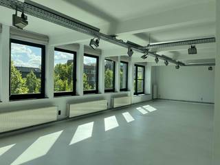 Dit luxueuze, gerenoveerde kantoor is gelegen op de Ankerrui en bedraagt 675m². De ruimtes kunnen opgedeeld worden in 175m² en 500m². De grote raampartijen zorgen voor een constante stroom aan natuurlijk daglicht. Daarbij is het kantoor omgeven door koffie- en lunchzaakjes en is er een supermarkt tegenover het gebouw. <br /><br />Het kantoor is vlot bereikbaar via de E19 afrit Borgerhout en Wilrijk. Er bevindt zich een bushalte op 200m afstand alsook een Velostation. Bovendien is er een ruim aanbod aan autostaanplaatsen in de nabije omgeving, dewelke optioneel gehuurd kunnen worden.