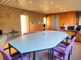 Ontdek deze kantoorruimte van 60m² in het bruisende centrum van Ardooie. Gelegen op het 1e verdiep, inclusief kleine keuken, aparte inkomhal met toilet en een extra ruime zolderruimte bereikbaar via zolderluik. Maak jij van deze kantoorruimte jouw professionele thuisbasis?<br /><br />Totale oppervlakte: 80m²<br />Faciliteiten: Keuken, inkomhal, toilet<br />Locatie: Centrum Ardooie, 1e verdiep + zolder<br />Onmiddellijk beschikbaar.<br />Neem contact op voor een bezichtiging.<br />wouter@opt-immo.be of 051/74.80.74