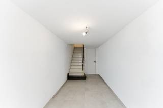 Deze instapklare woning, volledig gerenoveerd in 2025, is ideaal gelegen midden in het centrum van Veurne met zicht op de vaart. Indeling: Bij het...