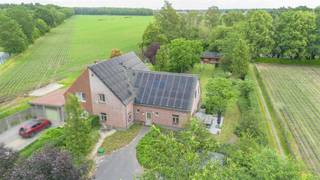 <p>Midden in het groen en omgeven door absolute rust, bevindt zich deze uitzonderlijke eigendom op een perceel van maar liefst 1.806 m². Hier gaan ruimte, privacy, wooncomfort en vooruitstrevende energietechnologie hand in hand.</p><p>Deze perfect onderhouden duo-woning uit 2013 biedt een bewoonbare oppervlakte van ca. 268 m² en onderscheidt zich door haar hoogwaardige afwerking, overvloedige lichtinval en doordachte indeling. Grote raampartijen creëren een prachtige verbinding met de fraai aangelegde tuin en laten u vanuit vrijwel elke leefruimte genieten van het omliggende groen.</p><p>Het hart van de woning wordt gevormd door de ruime leefkeuken met aansluitende woon- en eetruimte, waar gezelligheid en functionaliteit centraal staan. Verder beschikt de woning over vier volwaardige slaapkamers, twee badkamers, een inloopdressing en diverse multifunctionele ruimtes die perfect inspelen op de noden van een modern gezin.</p><p>Een extra troef is de volledig geïntegreerde woonunit van ongeveer 70 m², ideaal als gastenverblijf, thuiskantoor, praktijkruimte of voor inwonende familie. Deze veelzijdige ruimte maakt de woning bijzonder toekomstgericht.</p><p>Ook buiten wordt niets aan het toeval overgelaten. De zuidoost georiënteerde tuin biedt maximale privacy en optimale bezonning. Meerdere terrassen, een carport voor 3 wagens met fietsenberging en multifunctioneel bijgebouw anex garage gebouw, dewelke bereikbaar is via een private toegangsweg rechts van het perceel, zorgen voor een uitzonderlijk gebruikscomfort.</p><p>Op energetisch vlak behoort deze eigendom tot de absolute top. Met een zonnepaneleninstallatie van ca. 27 kWp/ 159 zonnepanelen, en EPC label A+++ geniet u van bijzonder lage energiekosten en maximale energie-onafhankelijkheid.</p><p>Een unieke opportuniteit voor wie op zoek is naar exclusief wonen, ruimte, rust en een woning die vandaag al klaar is voor de toekomst.</p><p>EPC A+++ – P-score A – G-score A – Vg, Wg, Gmo, Gvkr, Gvv</p>