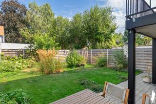 <strong>Gerenoveerd appartement met 2 slaapkamers, tuin en autostaanplaats</strong><br /><br />Dit appartement werd <strong>gerenoveerd</strong> ca. 2021 en is <strong>kwalitatief afgewerkt</strong>. Het bevindt zich in uitstekende staat en is <strong>volledig instapklaar</strong>. Gelegen in een <strong>kleinschalig gebouw</strong> en nabij het centrum van Kontich. Dankzij de combinatie van kwalitatieve afwerking, ruime volumes en uitstekende bereikbaarheid vormt dit appartement een ideale woonoplossing.<br /><br /><strong>Algemeen:</strong><br />- Bewoonbare oppervlakte: ca. 78 m² + tuin 91 m²<br />- Kwalitatieve afwerkingsgraad<br />- Optimale lichtinval<br />- 2 ruime slaapkamers (ca. 16 m² en 9 m²) met uitzicht op de tuin<br />- Badkamer met douche en modern wasmeubel <br />- Privatieve bergruimte<br />- Autostaanplaats, verplicht mee aan te kopen (vraagprijs: 20.000,- euro)<br />- Lage gemeenschappelijke kosten (water en elektriciteit van de gem. delen)<br />- Privatieve tuin <br /><br /><strong>Technische kenmerken/renovaties:</strong><br />- Energiezuinig appartement met EPC: 156 kWh/m²jaar (energielabel B)<br />- Totaalrenovatie van het gebouw ca. 2021<br />- Parketvloeren <br />- Kleinschalig gebouw <br />- Voorzien van videofoon<br />- Elektriciteit conform<br />- Centrale verwarming op gas<br />- Dubbele beglazing<br /><br /><strong>Indeling (ca. 78 m²):</strong><br />- Inkom met gastentoilet <br />- Ruime leefruimte <br />- Open leefkeuken, hyper geïnstalleerd (AEG)<br />- Twee slaapkamers<br />- Terras en tuin (91 m²) <br />- Aparte bergruimte <br />- Design badkamer met inloopdouche<br />- 2 slaapkamers met uitzicht op de tuin <br /><br /><strong>Onmiddellijke omgeving:</strong><br />- Gelegen in een enkele richting straat nabij het centrum van Kontich<br />- Kindvriendelijke buurt<br />- Zeer vlotte bereikbaarheid naar Antwerpen en Brussel (E19 en trein)<br />- Scholen, winkels, openbaar vervoer en verschillende natuurgebieden op fiets- en wandelafstand