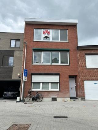 Gerenoveerd appartement met 2 (3) slaapkamers en terras te Tongeren.Dit appartement is gelegen op de tweede verdieping en heeft een bewoonbare...