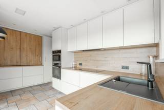 Bent u op zoek naar een ruim, luxueus en volledig instapklaar penthouse? Dan zal deze unieke eigendom in Izegem u zeker weten te bekoren. Het appartement werd afgewerkt met hoogwaardige materialen en beschikt over een prachtig zonnig terras met een aangenaam uitzicht.<br /><br />Met de lift bereikt u rechtstreeks het appartement, wat zorgt voor extra comfort en privacy. De inkomhal verwelkomt u met een apart gastentoilet. Daarnaast bevindt zich de ruime badkamer, uitgerust met een ligbad, wastafel en douche.<br /><br />De lichtrijke leefruimte vormt het hart van het penthouse. Dankzij de grote raampartijen geniet u hier de hele dag van een overvloed aan natuurlijk licht. Er is voldoende plaats voor zowel een gezellige zithoek als een ruime eetkamer. De open keuken sluit naadloos aan op de leefruimte en is voorzien van kwalitatieve toestellen. Aansluitend vindt u een praktische berging.<br /><br />Met maar liefst vier volwaardige slaapkamers biedt dit penthouse tal van mogelijkheden. Ideaal voor gezinnen, thuiswerkers of wie extra ruimte wenst voor een hobbykamer of dressing.<br /><br />Een absolute meerwaarde is het ruime, zonnige terras waar u in alle rust kunt genieten van het mooie uitzicht en het buitenleven.<br /><br />Extra troef: mogelijkheid tot aankoop van een garage voor € 40.000.<br /><br />Instelprijs: € 349.000<br /><br />Interesse in deze uitzonderlijke penthouse? Neem vandaag nog contact op voor meer informatie of een bezoek ter plaatse.