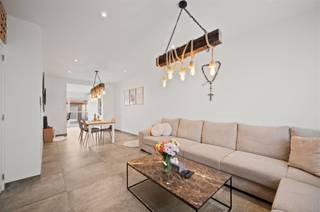 <p><span>In een stille straat zonder doorgaand verkeer en binnen een zone 30, ligt deze ruime, in 2018 vernieuwde woning. Aan de buitenkant valt onze blik op het nieuwe, donkere buitenschrijnwerk in pvc, de speciale videobel, de erker op de eerste verdieping en de luifel boven de voordeur. Binnen verrassen de authentieke, geschuurde trappen, de hoge plafonds en de houten wandversiering in de living. De gunstige epc-score werd bereikt door installatie van een condensatieketel, vloerverwarming en doorgedreven isolatie. In de living  die uitgeeft op de open keuken, is zelfs 20cm glaswol voorzien boven het plafond. De keuken met composieten kookeiland is volledig uitgerust met koelkast, vriezer, vaatwasser, kookvuur en dampkap. De tuinberging is bekleed met Thermowood en voorzien van warm water, boiler, ontkalker en elektrische verwarming. Ze kan dienstdoen als bureel/hobbyruimte. De nieuwe badkamer omvat een bad, inloopdouche (regenfunctie), hangtoilet, dubbel meubel en sierradiator. De master bedroom is net als één van de twee overige kamers, voorzien van een airco (warmtepomptechnologie). In de derde kamer werd een vaste dressingkast geïnstalleerd. In de meeste kamers komt een UTP-kabel toe (internet). Overal in huis werden LED-spots in het plafond verwerkt. Lichtarmaturen en gordijnen zijn begrepen in de prijs. Ten slotte vermelden we nog de 12 zonnepanelen op het dak en de vele stopcontacten doorheen de woning.</span></p><p><span> </span></p>