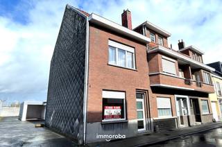 Leuke stadswoning op TOP ligging in Waregem.Deze gerenoveerde HOB beschikt over: inkom, leefruimte, was kamer met toegang tot de kelder. Op de eerste...