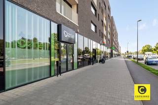<p><span>Veelzijdig handelspand/kantoor (84 m²) op toplocatie in de moderne wijk Regatta!</span></p><p><span>Bent u op zoek naar de perfecte plek voor uw praktijk, kantoor, winkel of vrije beroep? Dit uitstekend gelegen gelijkvloers pand van ca. 84 m² (cfr. EPC) aan de Blancefloerlaan 303 op Antwerpen-Linkeroever biedt een waaier aan mogelijkheden! Het pand maakt deel uit van een recent gebouw uit 2013 in de jonge, bruisende wijk Regatta. Met een gunstig EPC B-label, uitstekende visibiliteit en een doordachte indeling is dit de ideale uitvalsbasis voor een zorgeloze en succesvolle professionele toekomst.</span></p><p><span> </span></p><p><span>Indeling &amp; Flexibele mogelijkheden</span></p><p><span>Het pand werd voorheen gebruikt als dokterspraktijk en is momenteel ingedeeld in een onthaal/wachtruimte en verschillende afzonderlijke spreek- of werkkamers. Dankzij deze opbouw is het pand meteen instapklaar voor medische en paramedische beroepen, therapeuten, zakelijke dienstverleners of vrije beroepen.</span></p><p><span> </span></p><p><span>Liever een open indeling? De structuur laat zich heel eenvoudig aanpassen naar een ruime open kantoorruimte, een stijlvolle showroom of een moderne winkelruimte. Een apart toilet en de nodige sanitaire voorzieningen zijn uiteraard reeds aanwezig.</span></p><p><span> </span></p><p><span>Bouwjaar &amp; Energiezuinigheid</span></p><p><span>Als onderdeel van een modern project uit 2013 voldoet de ruimte aan hedendaagse bouwnormen. Dankzij de uitstekende isolatie en kwalitatieve materialen geniet u van een gunstig EPC B-label, wat zorgt voor lage energiekosten en een aangenaam werkklimaat doorheen het hele jaar.</span></p><p><span> </span></p><p><span>Absolute toplocatie: De Regatta-wijk</span></p><p><span>Het pand heeft een uitstekende visibiliteit langs de Blancefloerlaan en is optimaal bereikbaar. De wijk Regatta staat bekend om haar dynamische mix van wonen, werken en ontspannen nabij de Galgenweel. De tram stopt vrijwel voor de deur, waardoor u een directe en snelle verbinding heeft met het centrum van Antwerpen. Bovendien zijn de op- en afritten van de Antwerpse Ring en de E17/E34 vlakbij, wat parkeer- en bereikbaarheidsgemak garandeert voor u en uw cliënteel.</span></p><p><span> </span></p><p><span>De highlights op een rij:</span></p><p><span>- Veelzijdig &amp; Polyvalent: Ca. 85 m² geschikt als praktijk, kantoor, winkel of showroom.</span></p><p><span>- Instapklaar ingedeeld: Momenteel onderverdeeld in meerdere nuttige ruimtes (voormalige dokterspraktijk).</span></p><p><span>- Recent &amp; Energiezuinig: Bouwjaar 2013 met een gunstig EPC B-label.</span></p><p><span>- Topvisibiliteit: Gelegen aan de levendige Blancefloerlaan in de wijk Regatta.</span></p><p><span>- Uitmuntende bereikbaarheid: Vlak bij openbaar vervoer (tram naar stadscentrum) en belangrijke invalswegen.</span></p><p><span> </span></p><p><span>Kortom: een unieke en flexibele opportuniteit op een strategische locatie te Antwerpen-Linkeroever. Maak snel een afspraak voor een bezoek en ontdek de mogelijkheden voor uw onderneming!</span></p>